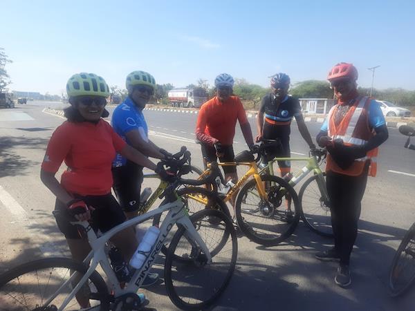 Happy to ride some distance with these cyclists who had come down from Mumbai to ride the Mount Abu peak...
