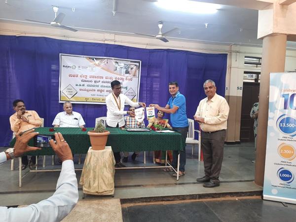 Exchanged flag of my club (Rotary Highgrounds Bengaluru) with Rotary Navanagar Hubli. Addressed close to 50 members of Rotary, FFD participants and public at Hubli today. Thank you Rtn. B B Desai ji @B. B. Desai  and @Shivanand Kumbar  Shivanand Kumbhar ji for this opportunity.