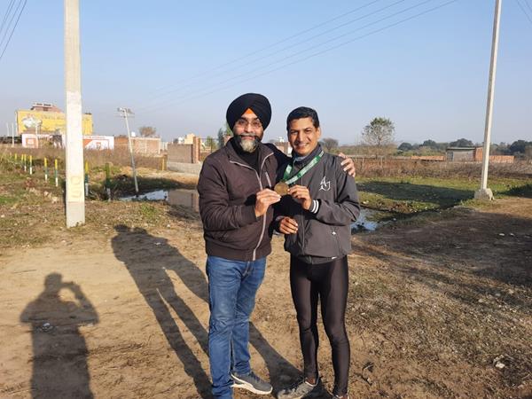 I couldn't meet Harpyas ji @⁨Harpyas Singh Jammu Cyclist Ref Gurmukh Batala⁩ in Jammu. He drove 25 kms from Jammu to meet me. He is a avid cyclist, ultramarathoner, entrepreneur and an environmentalist. He and his team have planted more than 20,000 trees. He has done 600 kms of cycling and marathons. On his birthday, he runs number of kilometres equivalent to his age. Last time he ran 52 kms on his birthday.  He is planning to run 220kms ultramarathon.*  Honoured to receive a medal as appreciation from Harpyas ji 🙏🙏