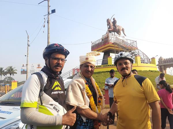 Thank you Dr. Ranganath Rathod ji and Dr. Major Angadi ji for cycling with me, honouring me and providing us with appetizing breakfast 🙏🙏🙏