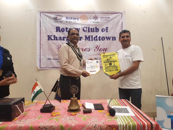 Delighted to exchange my club Rotary Bangalore Highgrounds flag with  Rotary Kharghar Midtown Club Thanks to our FFD participant Vyjayanti ji and Rotarion Anamika ji and Prashant ji for arranging this session🙏🙏🙏